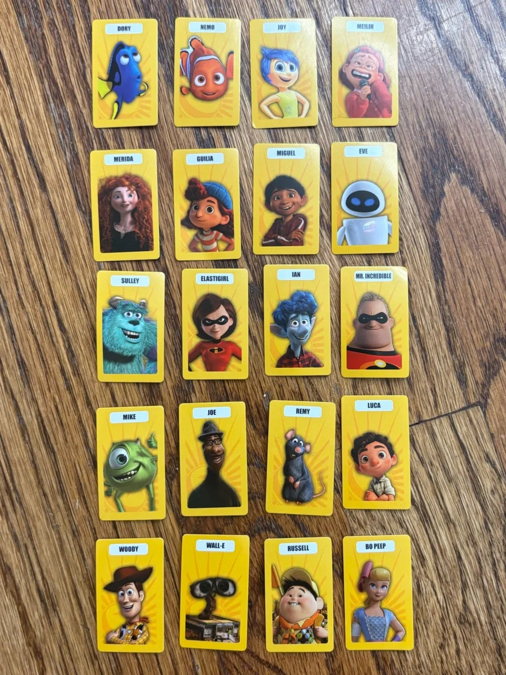 Guess Who? Disney Theme Park Edition - Blue & Red Grab and Go travel version